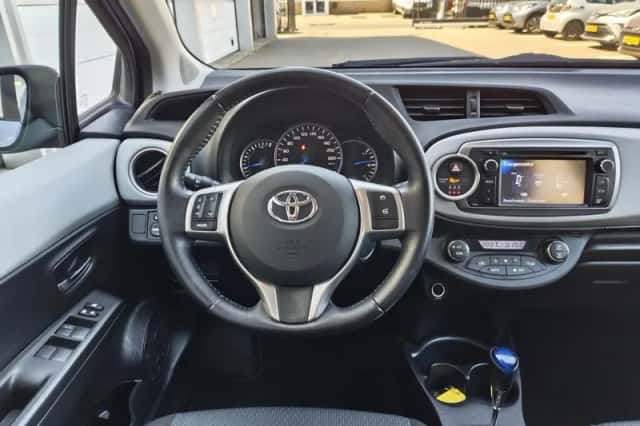 Toyota Yaris (2013) thumbnail 8
