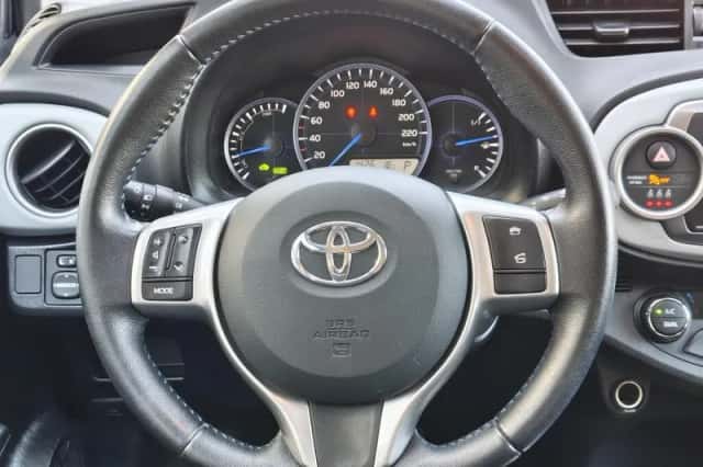 Toyota Yaris (2013) thumbnail 9