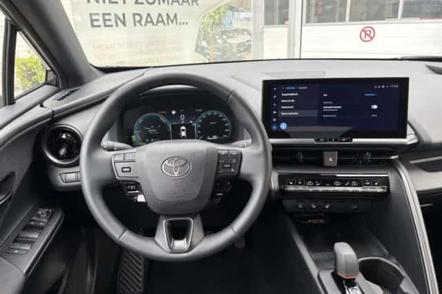 Toyota C-HR (2025) thumbnail 8