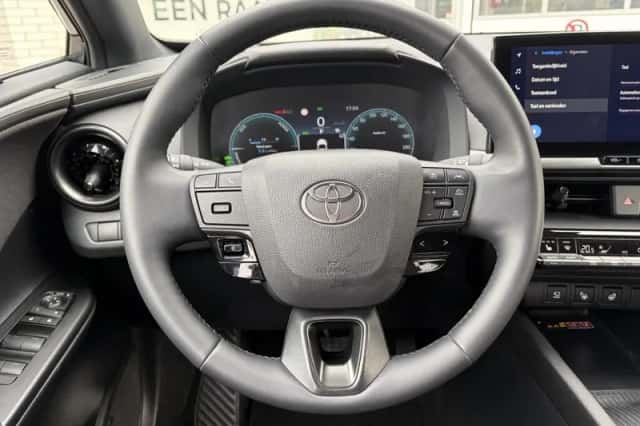 Toyota C-HR (2025) thumbnail 9