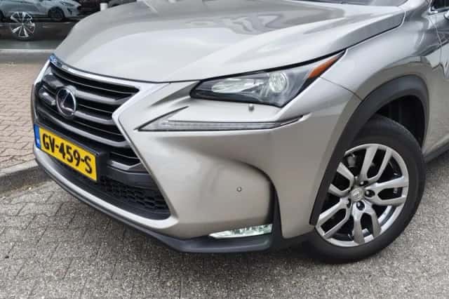 Lexus NX (2015) thumbnail 2