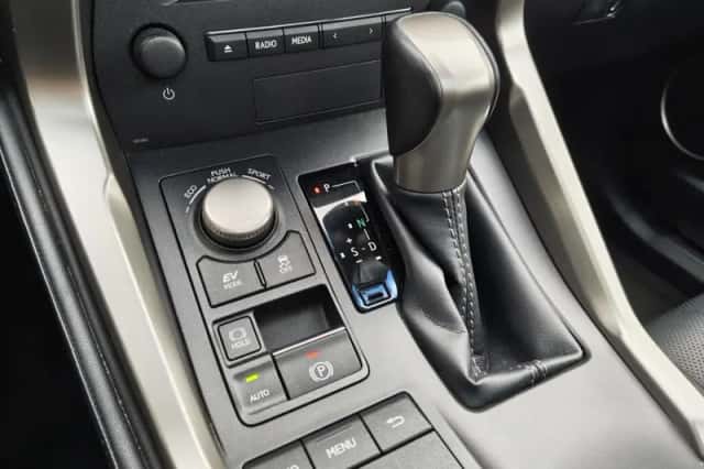 Lexus NX (2015) thumbnail 23
