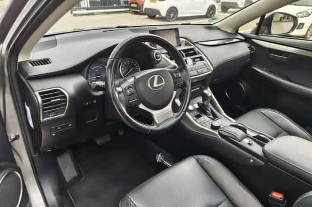 Lexus NX (2015) thumbnail 29