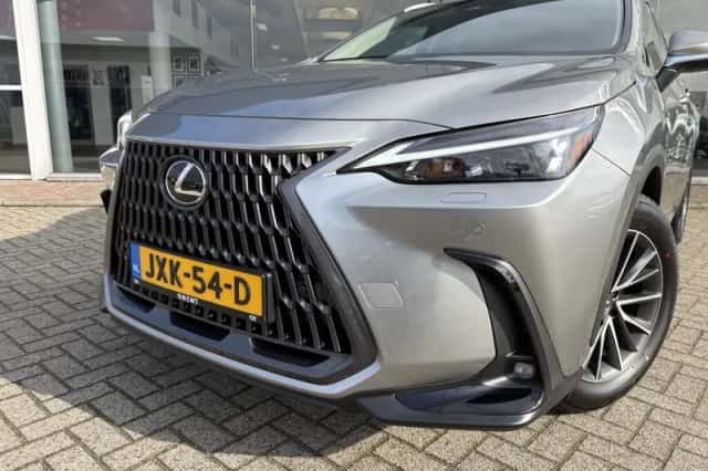 Lexus NX (2025) thumbnail 2