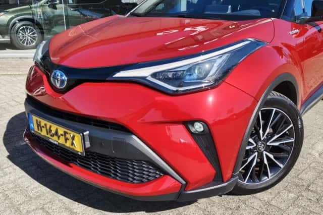 Toyota C-HR (2020) thumbnail 2