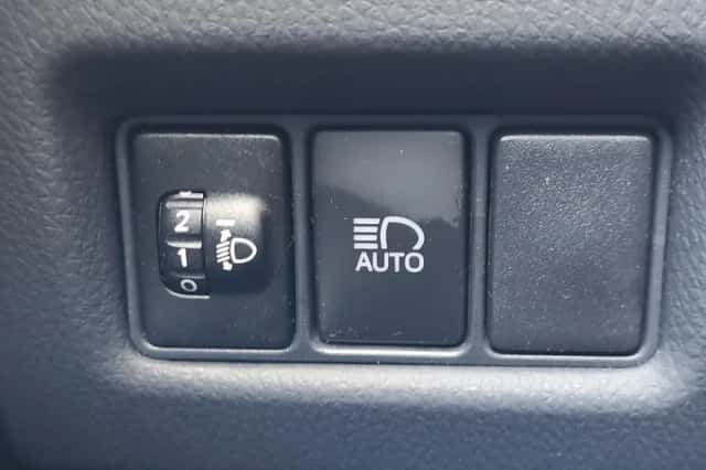 Toyota C-HR (2020) thumbnail 26