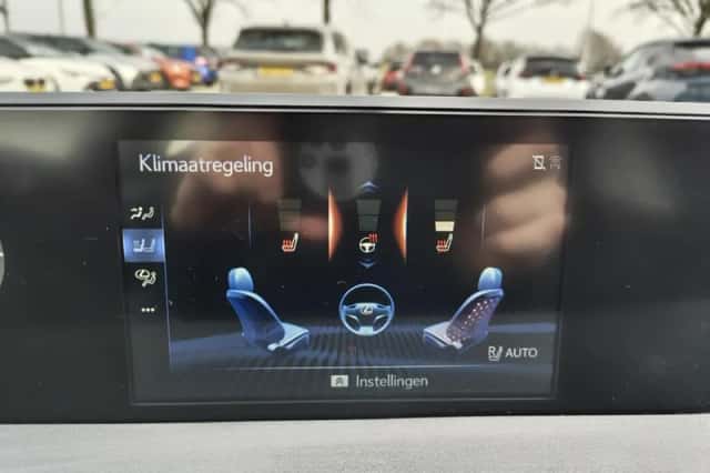 Lexus UX (2020) thumbnail 18