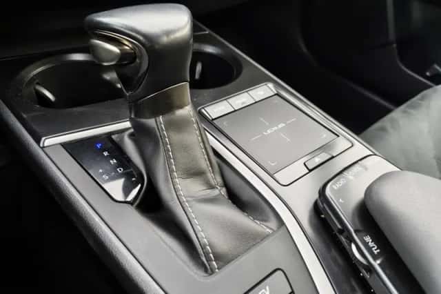 Lexus UX (2020) thumbnail 22