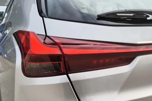 Lexus UX (2020) thumbnail 36
