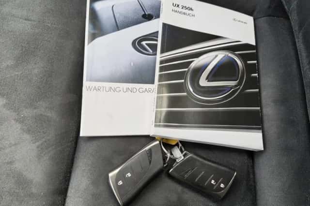 Lexus UX (2020) thumbnail 41