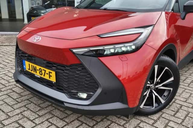 Toyota C-HR (2024) thumbnail 2