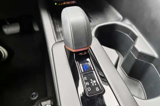 Toyota C-HR (2024) thumbnail 23