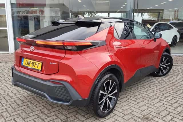 Toyota C-HR (2024) thumbnail 4