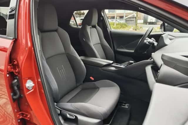 Toyota C-HR (2024) thumbnail 32