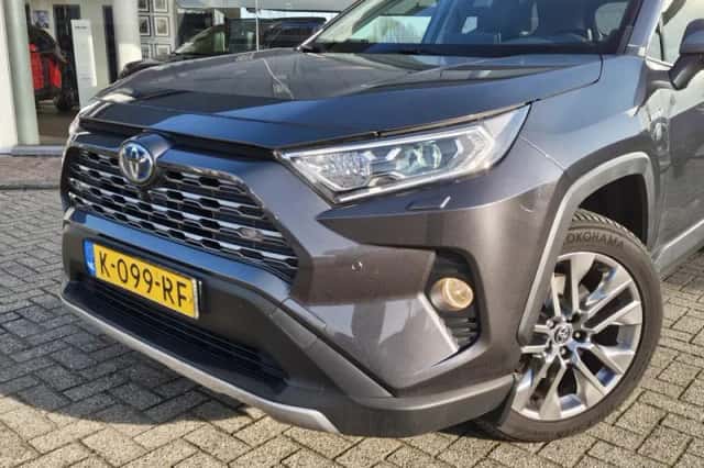 Toyota RAV4 (2021) thumbnail 2
