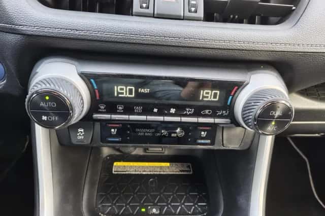 Toyota RAV4 (2021) thumbnail 17