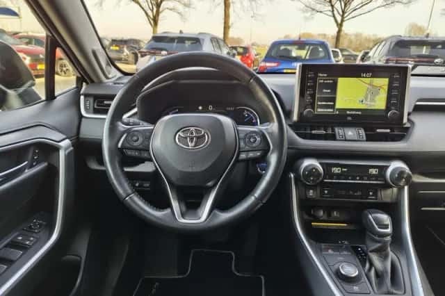 Toyota RAV4 (2021) thumbnail 6