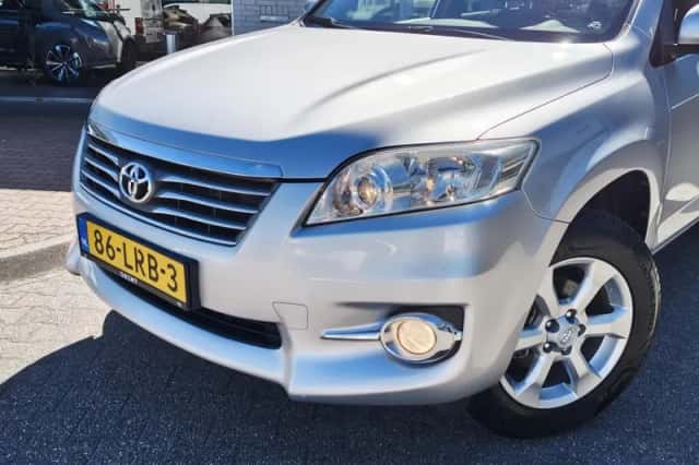 Toyota RAV4 (2010) thumbnail 2