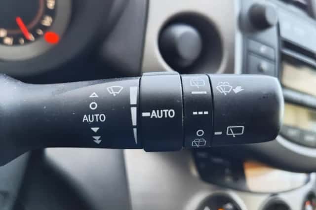 Toyota RAV4 (2010) thumbnail 12