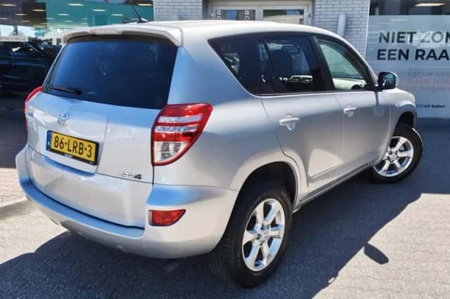 Toyota RAV4 (2010) thumbnail 4
