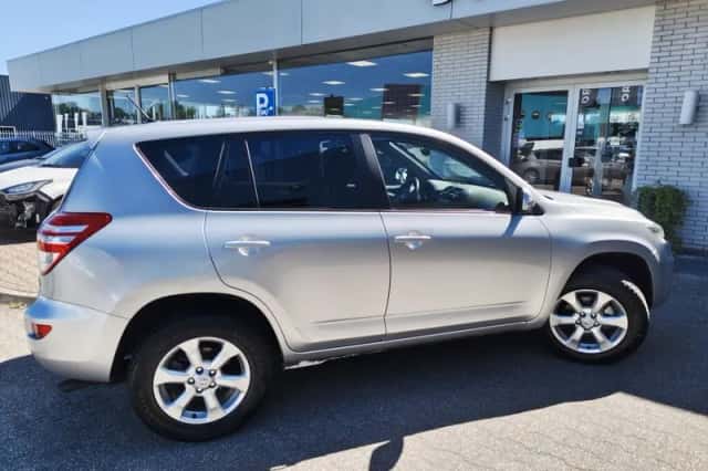 Toyota RAV4 (2010) thumbnail 5