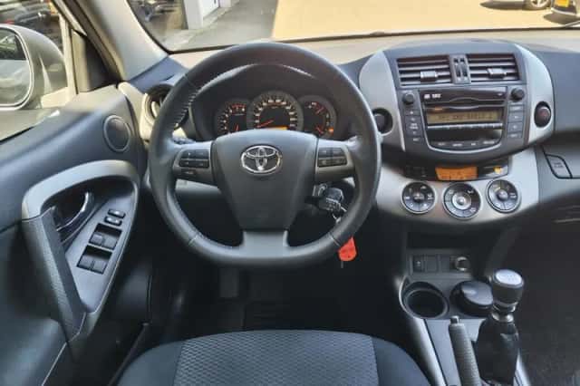 Toyota RAV4 (2010) thumbnail 8
