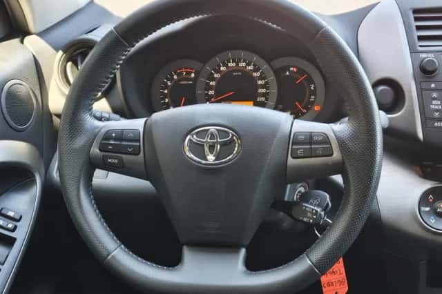 Toyota RAV4 (2010) thumbnail 9