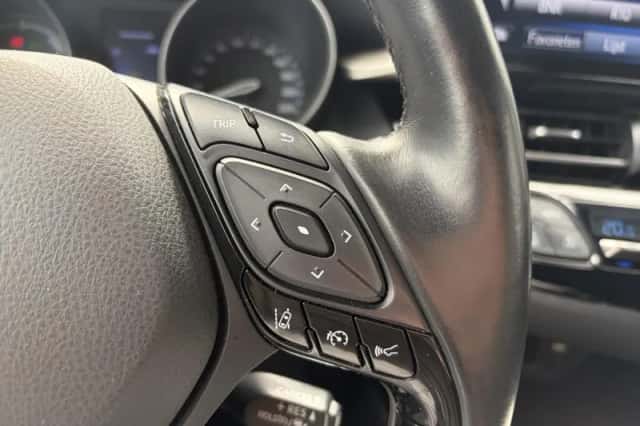 Toyota C-HR (2019) thumbnail 17