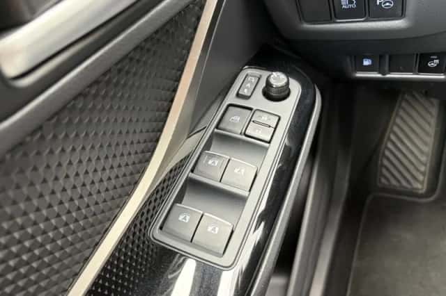 Toyota C-HR (2019) thumbnail 25