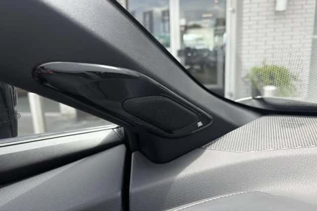 Toyota C-HR (2019) thumbnail 9
