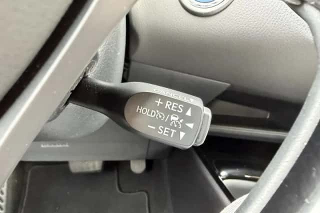 Toyota C-HR (2021) thumbnail 16