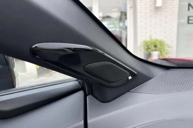 Toyota C-HR (2021) thumbnail 8