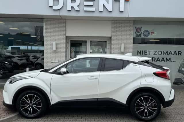 Toyota C-HR (2017) thumbnail 2