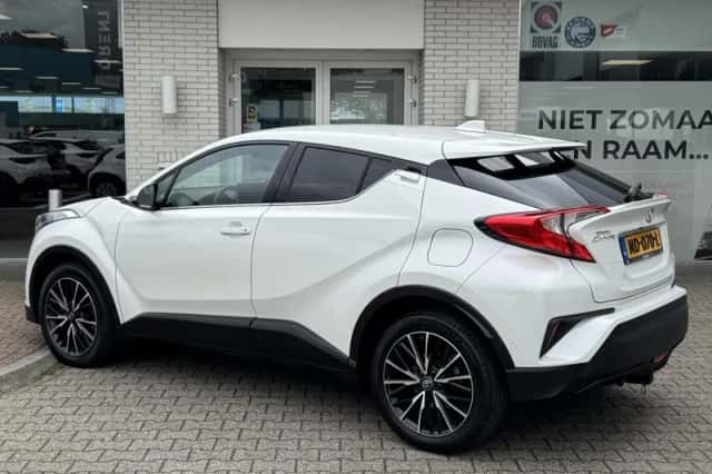 Toyota C-HR (2017) thumbnail 3