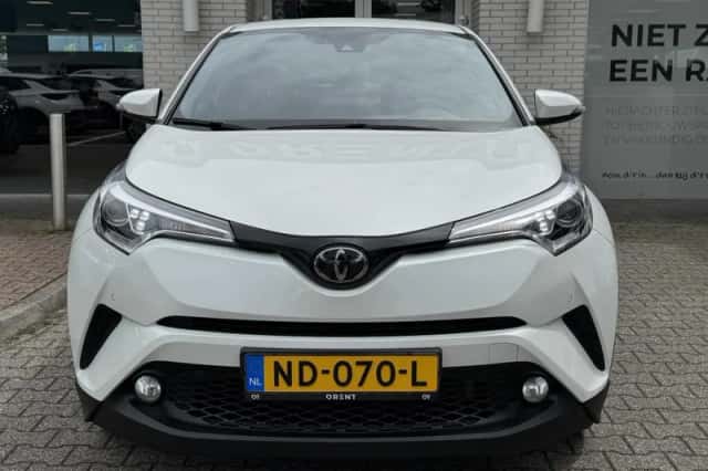 Toyota C-HR (2017) thumbnail 4