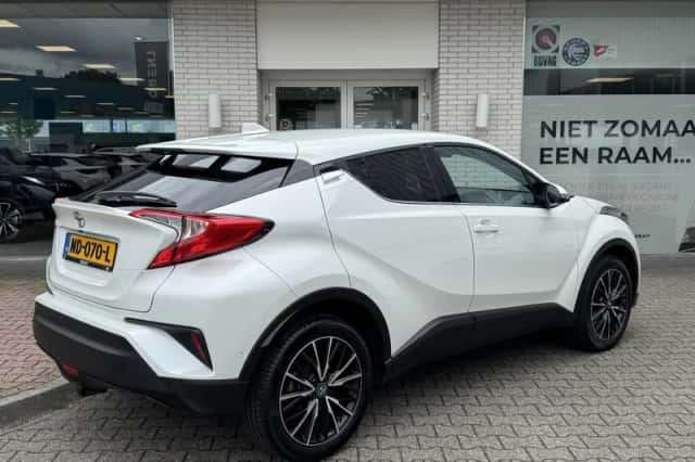Toyota C-HR (2017) thumbnail 6