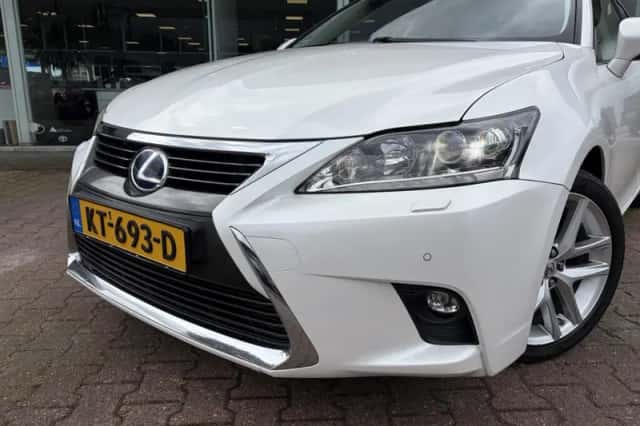 Lexus CT (2016) thumbnail 2