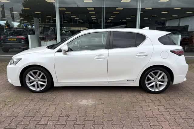 Lexus CT (2016) thumbnail 3