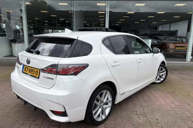 Lexus CT (2016) thumbnail 4