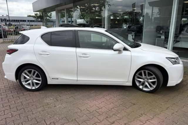 Lexus CT (2016) thumbnail 5