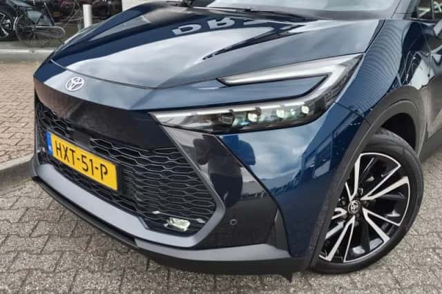 Toyota C-HR (2025) thumbnail 2