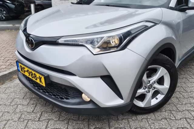 Toyota C-HR (2017) thumbnail 2