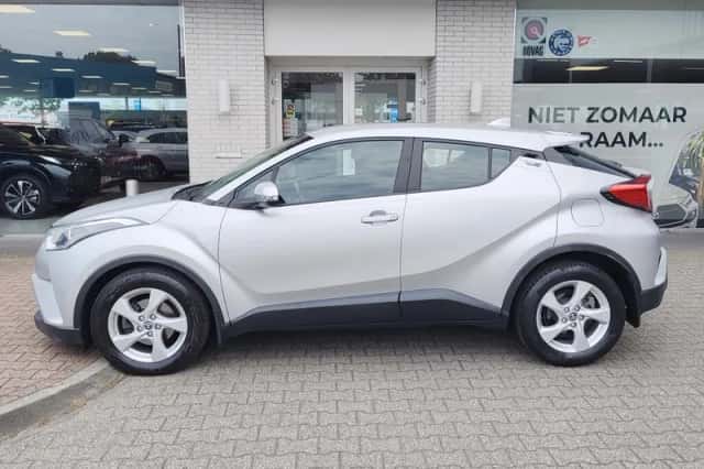 Toyota C-HR (2017) thumbnail 3