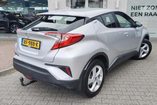 Toyota C-HR (2017) thumbnail 4