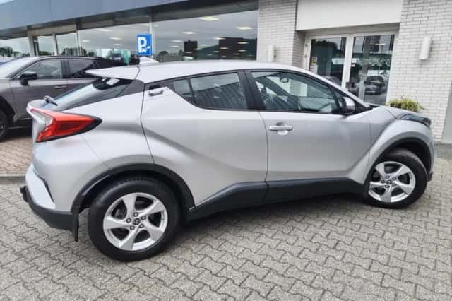 Toyota C-HR (2017) thumbnail 5