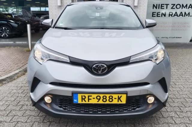 Toyota C-HR (2017) thumbnail 6