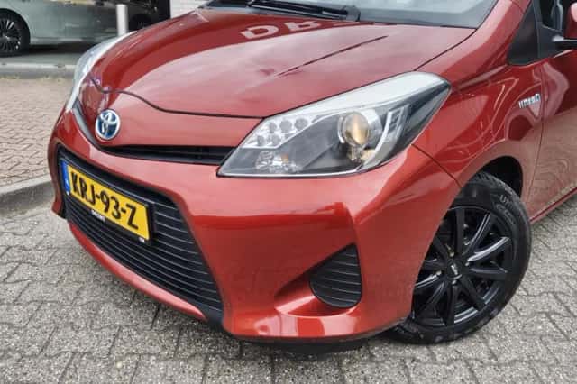 Toyota Yaris (2013) thumbnail 2