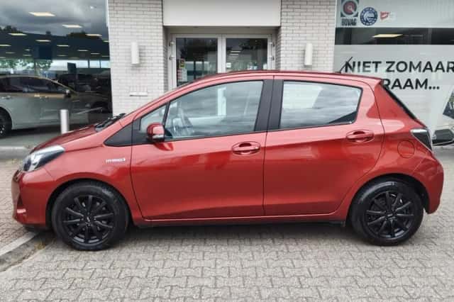 Toyota Yaris (2013) thumbnail 3
