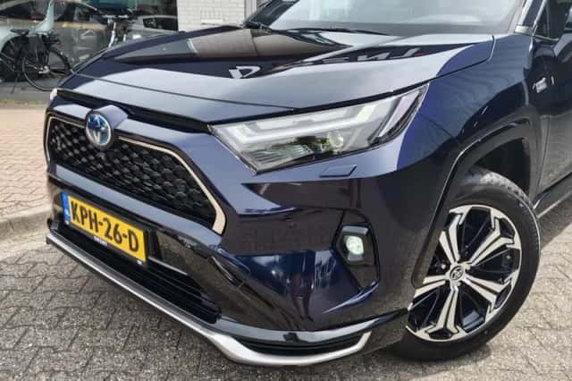 Toyota RAV4 (2022) thumbnail 2