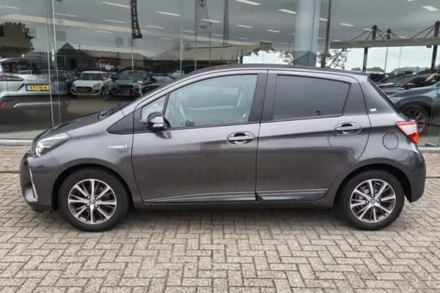 Toyota Yaris (2019) thumbnail 3